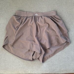 ALO Match Point Short (mushroom color)
